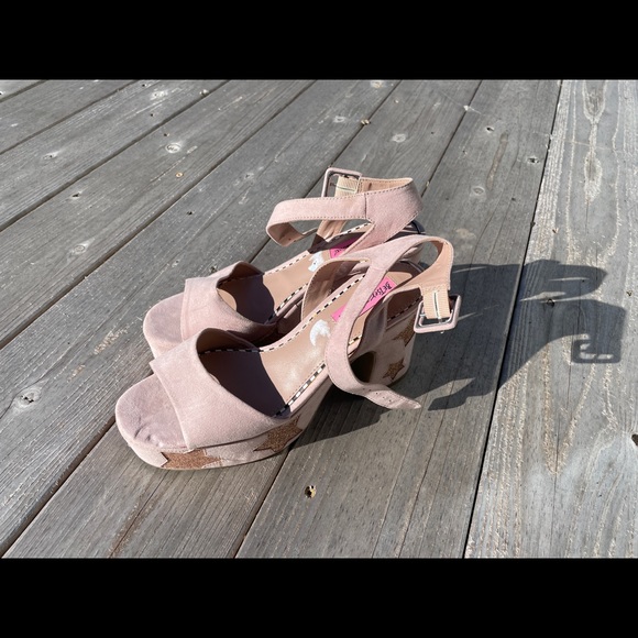 Betsey Johnson Pink Star Block Heels - Picture 3 of 3